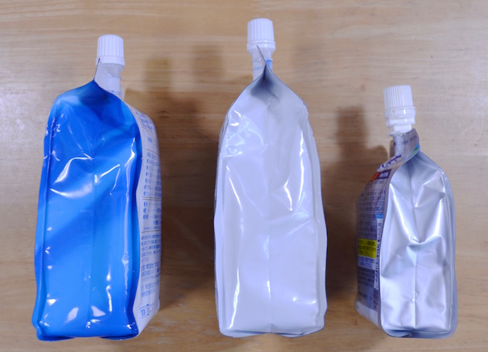 容器サイズ比較/側面写真:左からビガーブライトEX(500ml)、クリスタル水素(500ml)、伊藤園の高濃度水素水(200ml)