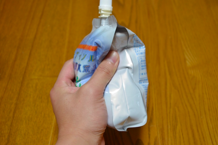 メディソル「高濃度水素水」のパウチ容器。他社製品と比べ柔らかく、手で握ると容易に変形する